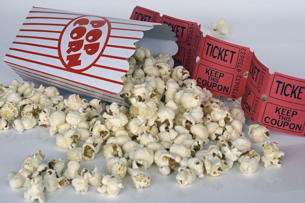 Du pop-corn renversé et des tickets de cinéma 